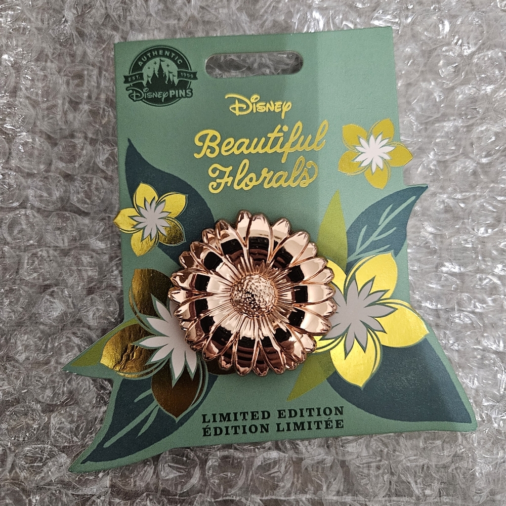 Disney Snow White & the Seven Dwarves Beautiful Florals Pin